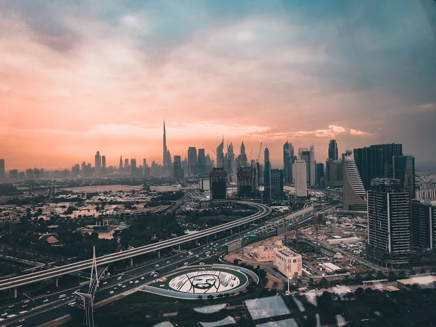 Veduta aerea di una città moderna e tecnologica, simbolo di trasformazione digitale.